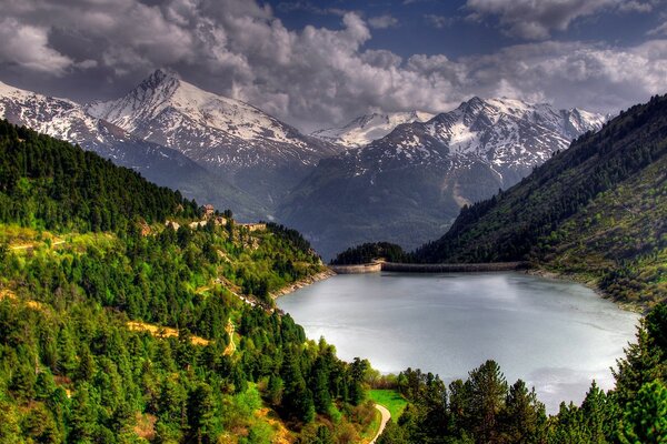 Lago de montaña entre la vegetación de los árboles