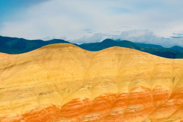 Gelber Berg auf blauem Himmel Hintergrund