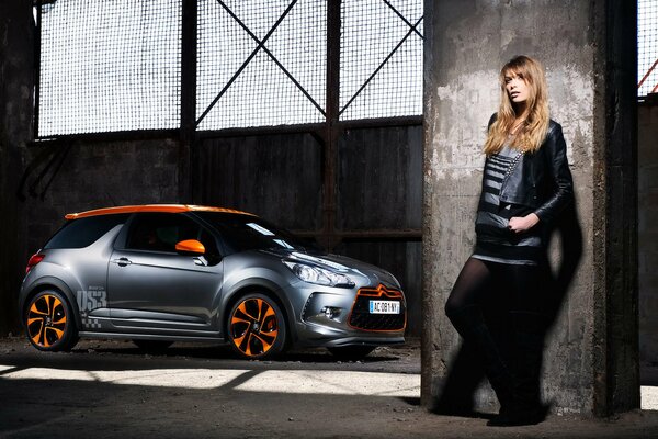 Fille en attente de sa voiture de course