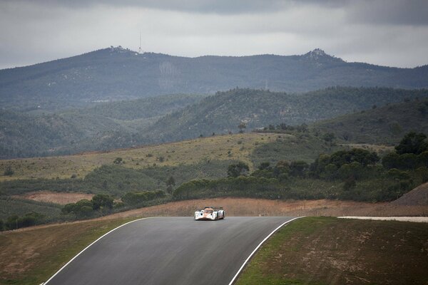 Photo aston martin vitesse sur route