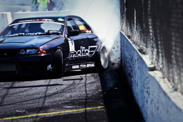 La voiture de course va dans le dérapage