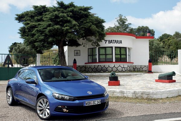 Volkswagen blu parcheggiata vicino alla casa