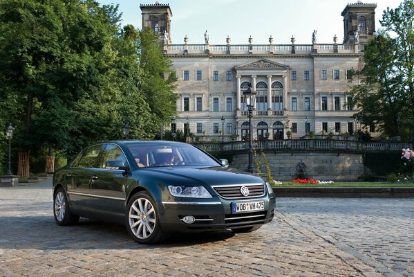 Car on the background of the famous building