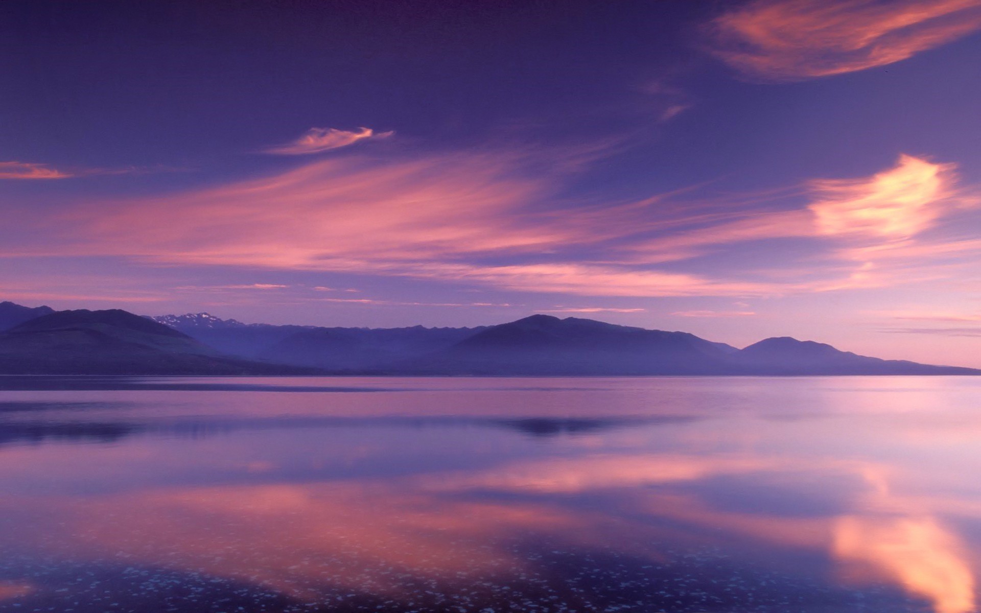 nubes montañas reflexión lago color