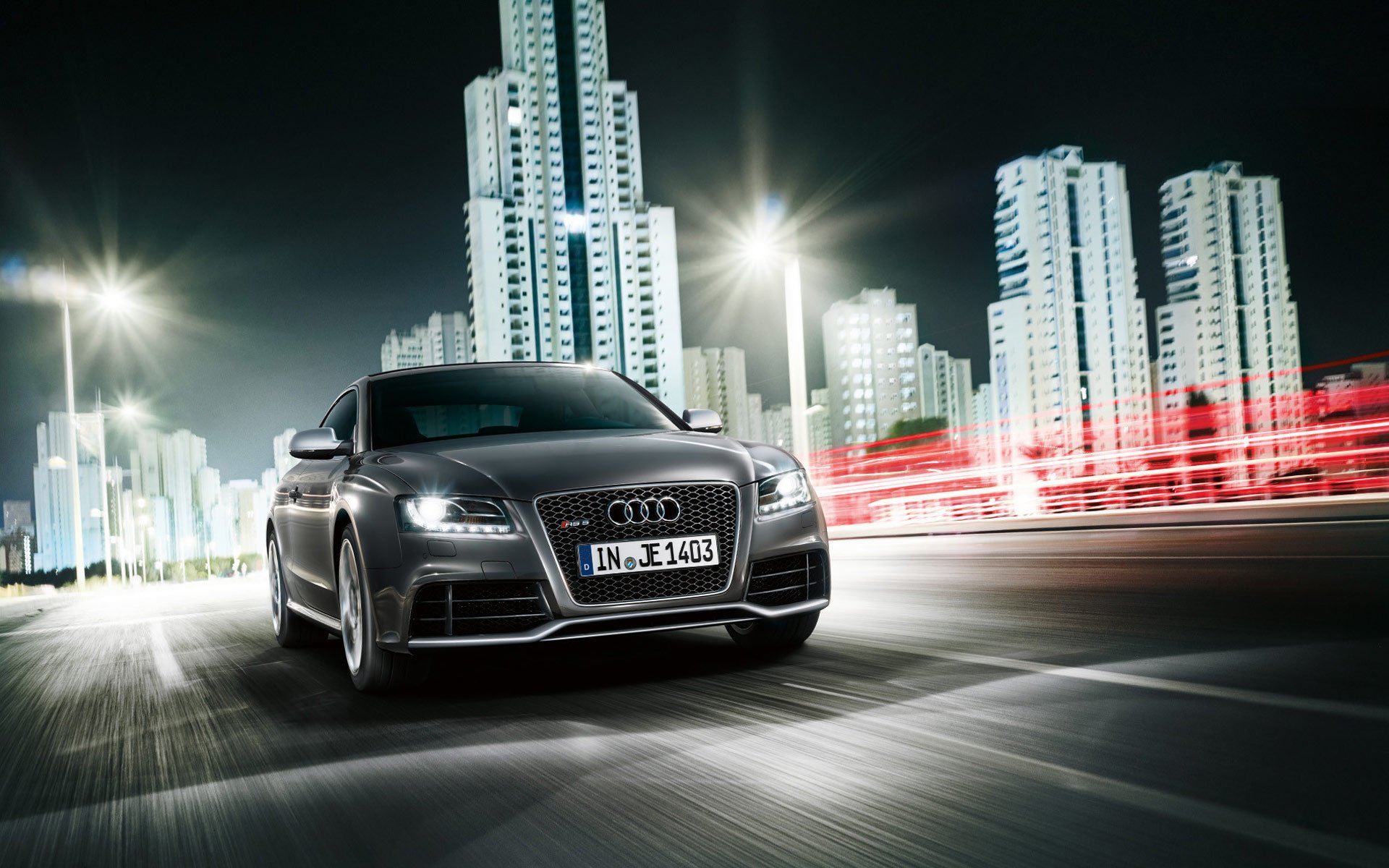 audi rs5 vitesse gris ville nuit