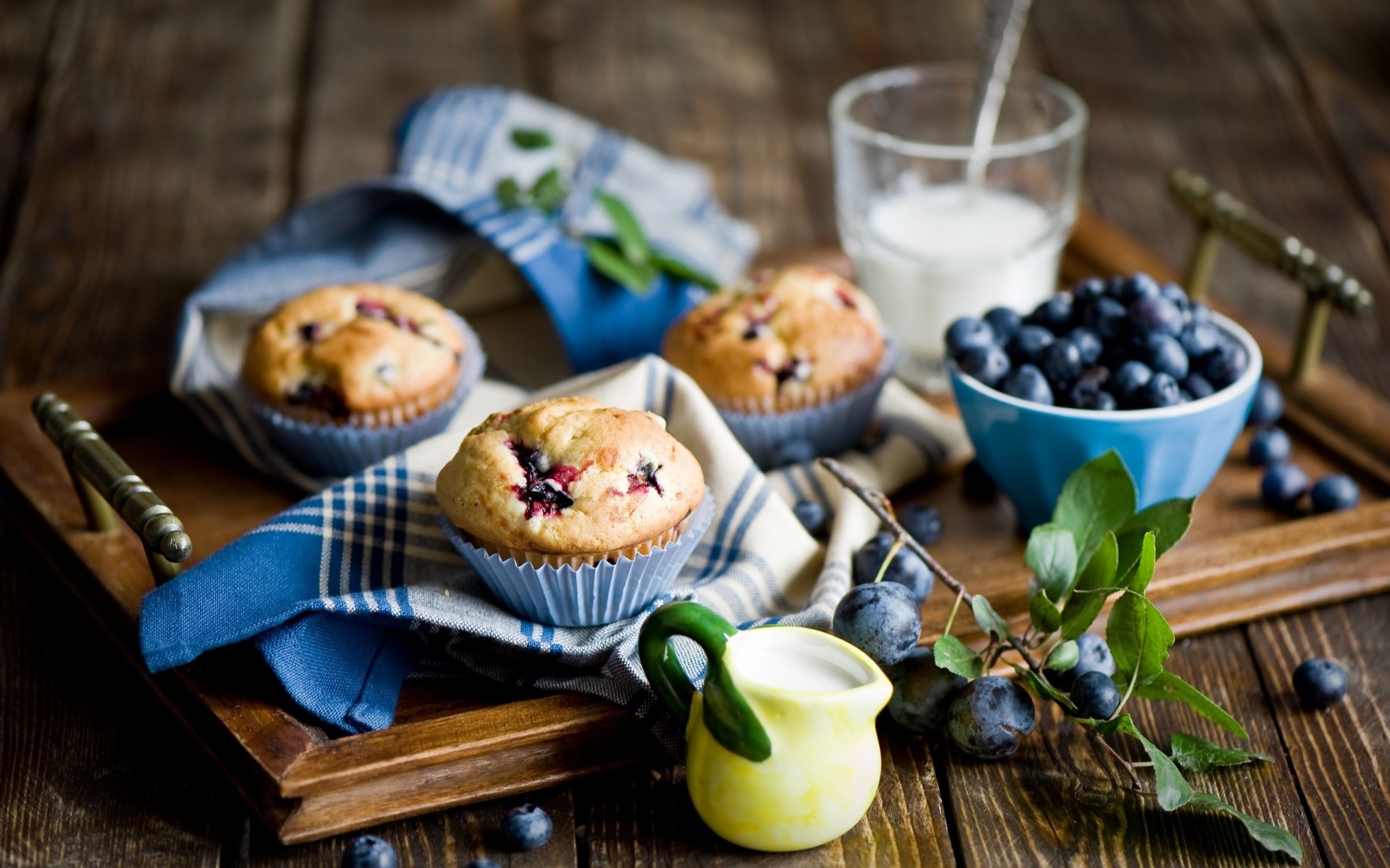 tray blueberries wipes berries food tableware table