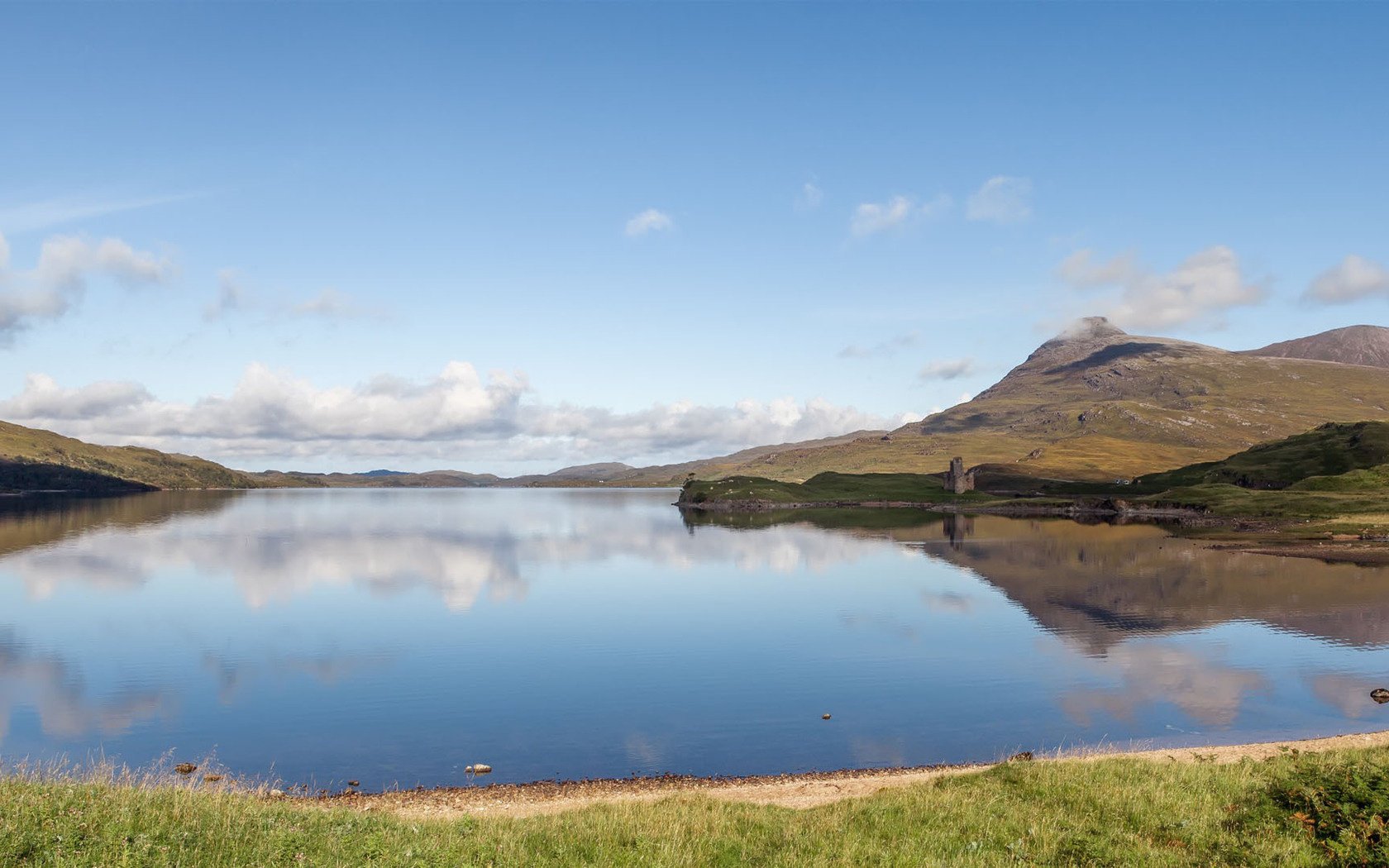 loch assynt scozia torre lago colline