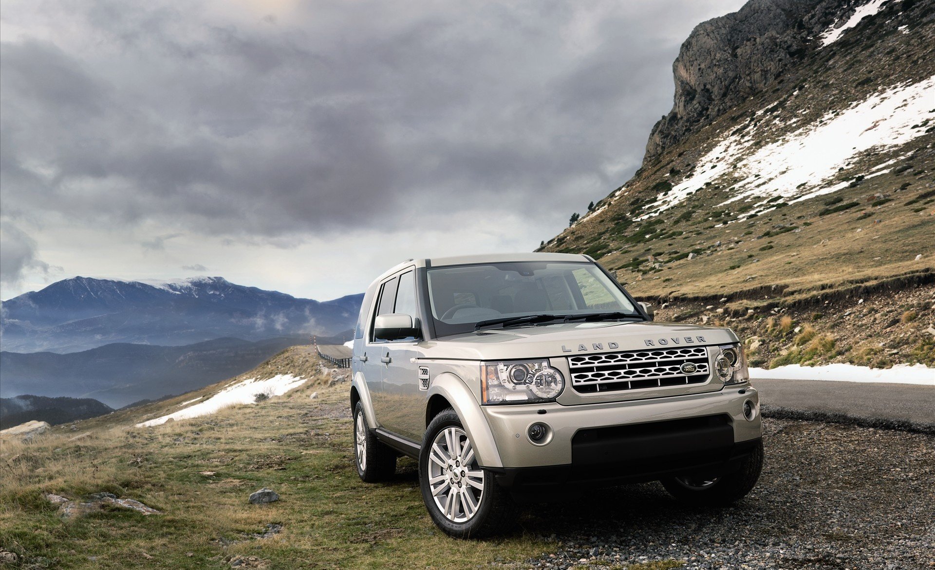 brouettes pierres route herbe nuages neige montagnes cars montagnes land rover