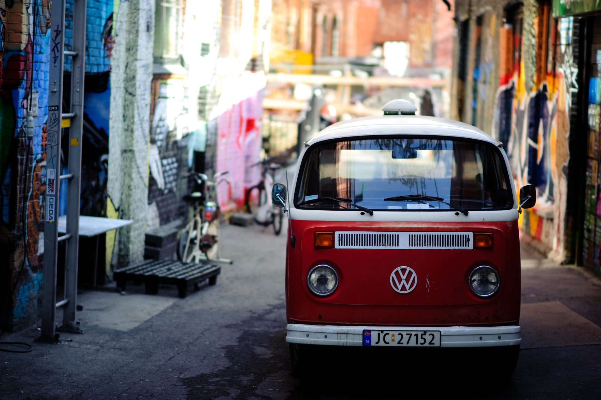 volkswagen stadt schmal straße graffiti hell rot van