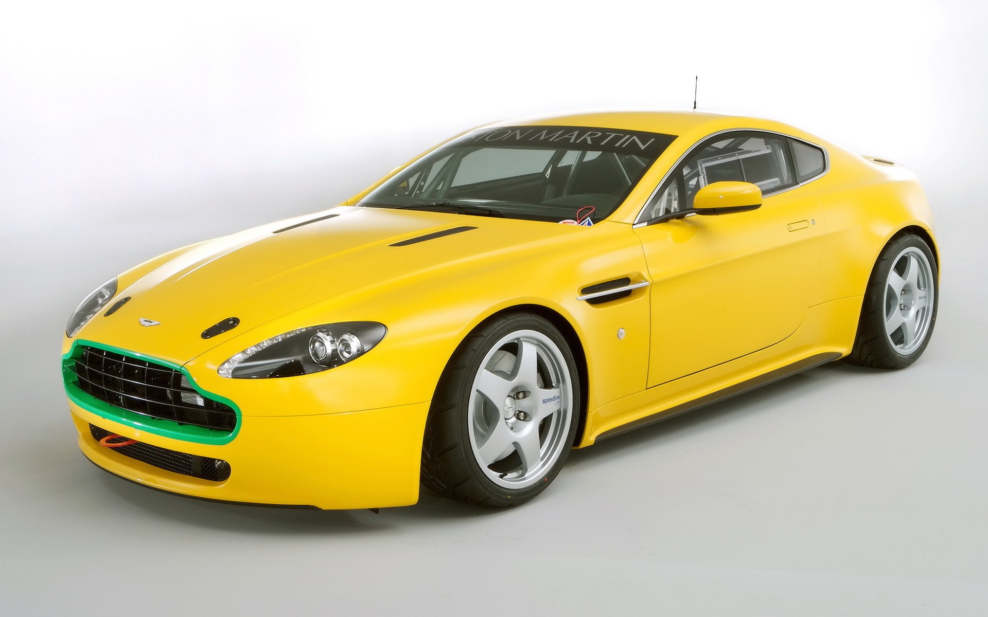 aston martin aston martin amarillo coche