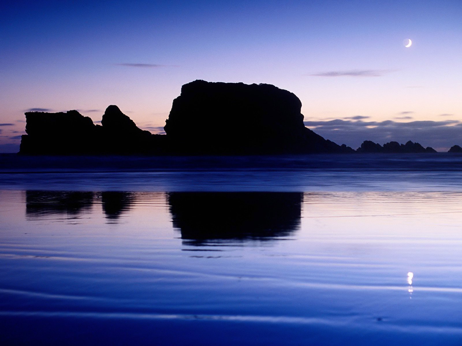 luna rocas agua reflexión