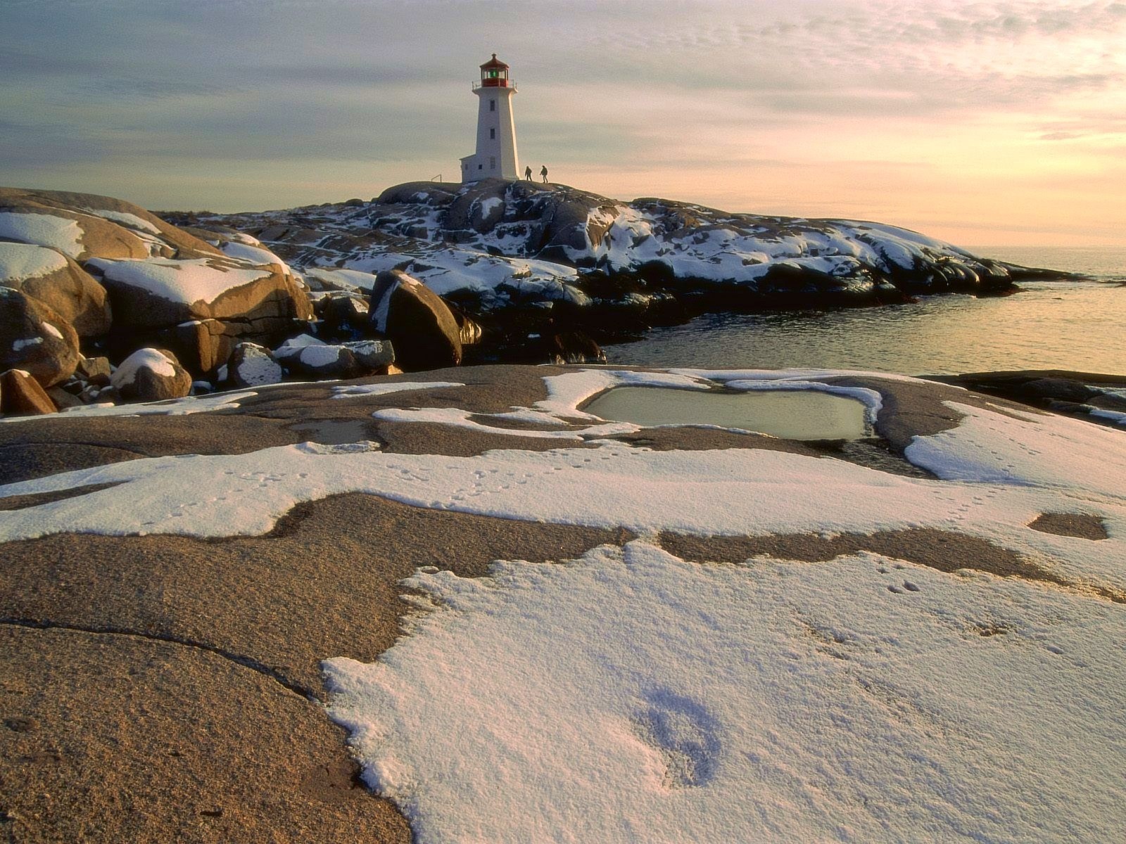 leuchtturm schnee steine menschen