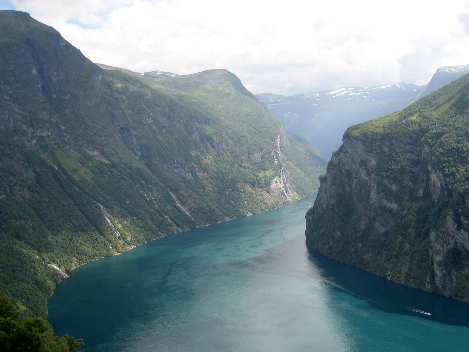 río montaña barco