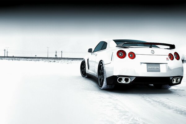 Voiture blanche sur un champ de neige