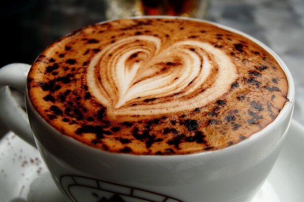 Café con espuma y patrón de corazón