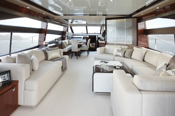 Grand yacht avec un beau design