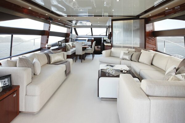 Grande yacht con un bel design