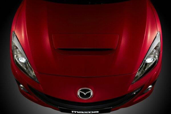 Stoßfänger mit leuchtend rotem neuen Mazda