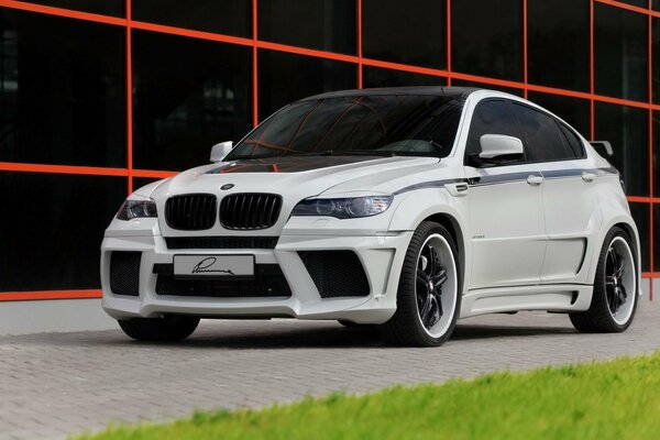 Blanc BMW X6 dans la rue