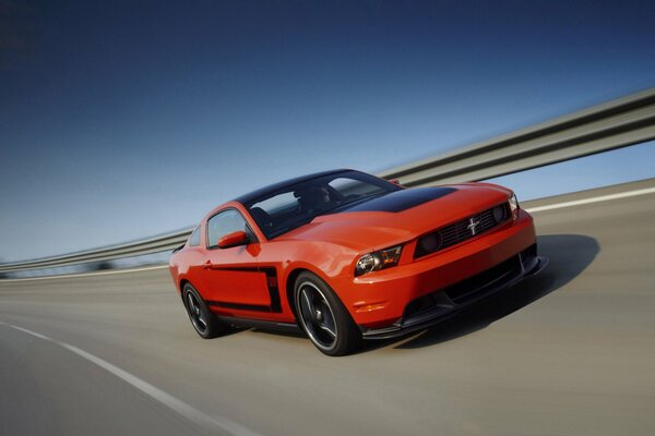 La Mustang rossa da corsa fa una svolta in pista