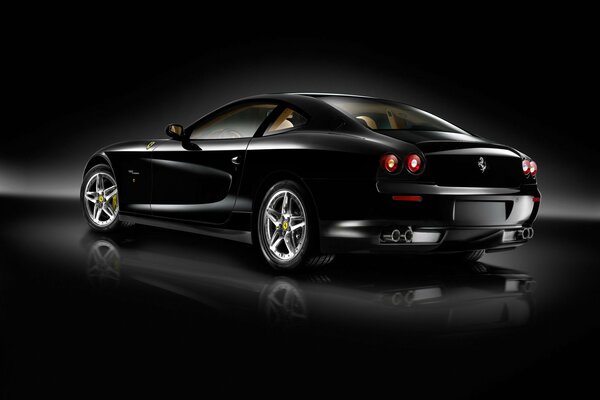 Schwarzer Ferrari auf schwarzem Hintergrund
