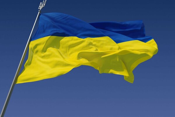 Die ukrainische Flagge flattert vor dem Hintergrund des Himmels