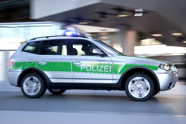 Polizei BMW mit eingeschaltetem Blinklicht