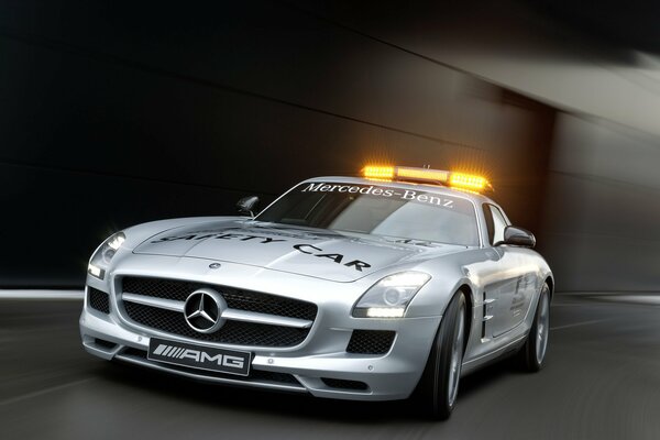 Samochód bezpieczeństwa Mercedes SLS 2010