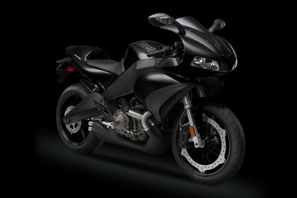 Moto cool noir sur fond noir