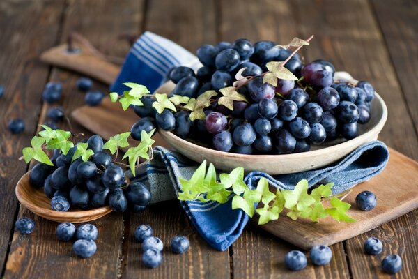 Blaubeeren in einer Tasse liegen auf dem Tisch