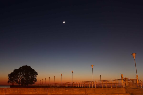 Cielo crepuscolare sul lungomare