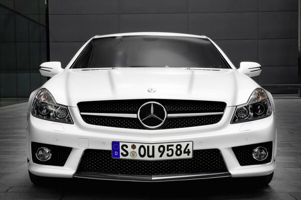 Mercedes bianca oscurata in cerchio