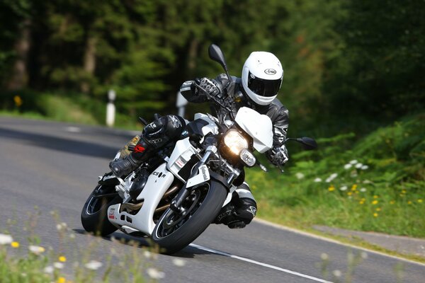 Moto en la curva de la carretera