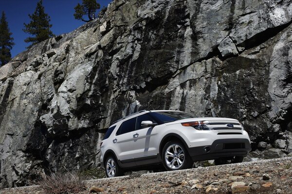 Ford Explorer 2011 blanco entre las rocas