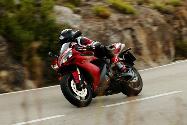 Das Yamaha-Motorrad ist auf der Strecke. Geschwindigkeit und Antrieb