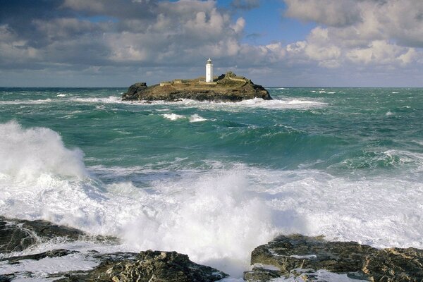 Faro in riva al mare