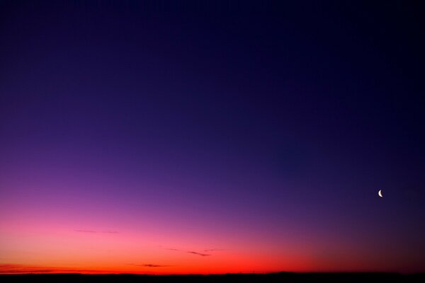 Luna en el fondo de una hermosa puesta de sol