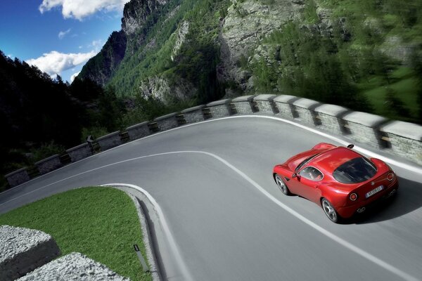 Alfa Romeo jedzie drogą z dużą prędkością