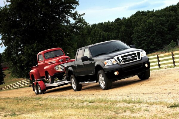 Ford mit Anhänger auf der Ranch trägt Rarität 