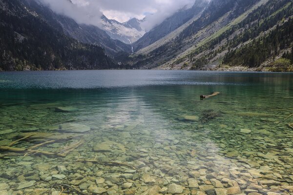 Przezroczyste naturalne jezioro ze skałami