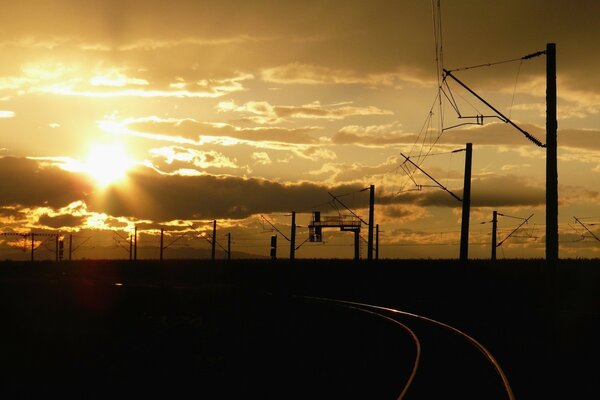 Camino de la noche a lo largo de los cables