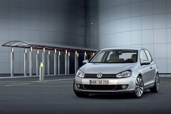 Серебряный volkswagen golf на дороге