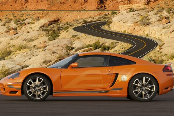 Orange Dodge auf der Autobahn