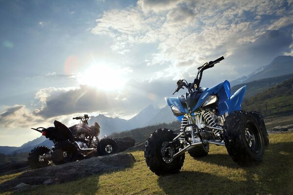 ATV Yamaha en la colina y las montañas