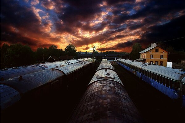 Au coucher du soleil, les trains arrivent au dépôt