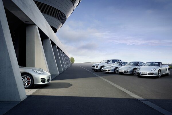 Linia srebrnych Porsche w pobliżu garażu