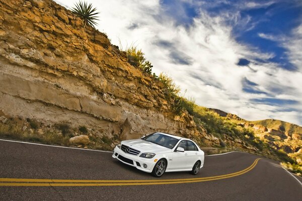 Biały Mercedes z prędkością przez pustynię