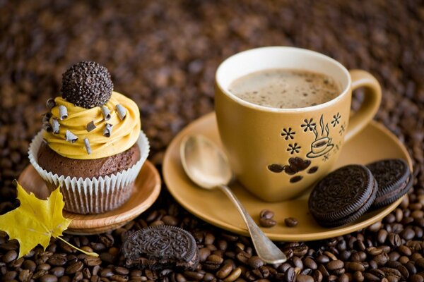 Tazza di caffè duro con il bigné