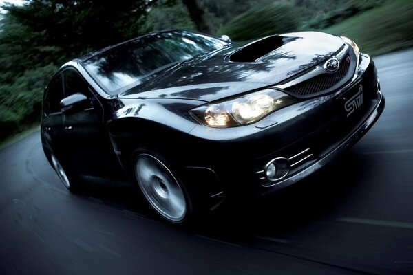 Route de campagne. Voiture noire en mouvement