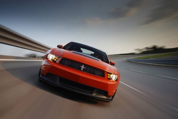 Piękny czerwony Mustang nabiera prędkości